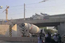 壹现场丨罐车剐掉横梁堵死早高峰 50吨吊车赶来清障图片