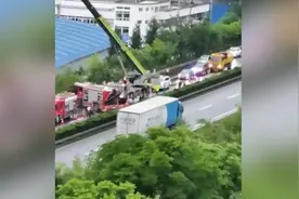包茂高速重庆段发生交通事故，致2人死亡38人送医视频封面