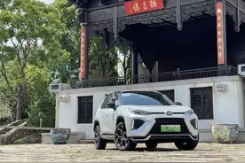 丰田混动SUV可上绿牌？续航破一千公里，落地价更低、配置更高图片