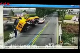 5吨吊车侧翻，司机双腿被压情况危急图片