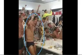 C罗半裸庆祝夺冠，36岁身材太炸裂，完胜小鲜肉图片
