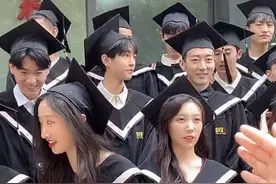 王俊凯现身北电拍毕业照 穿限定学士服模样乖巧图片