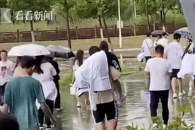 直男的温柔！女生运动会扭伤脚 班长肩扛送医务室图片