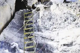 珠穆朗玛峰上的“中国梯”图片