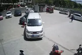 一个轻微碰擦事故，女司机12分瞬间被扣完！交警却说一点都不冤图片