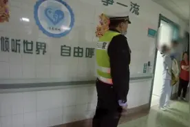 惊险时刻！三岁男孩误把花生米塞鼻孔险窒息 聊城交警争分夺秒急救援图片