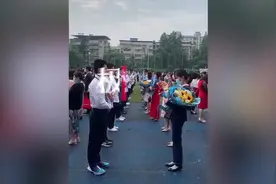 成人礼遇上“520”，学生用手语向家长说“我爱你”图片