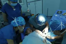 是天使吧！手术台上，6岁的她给医护们讲起了故事图片