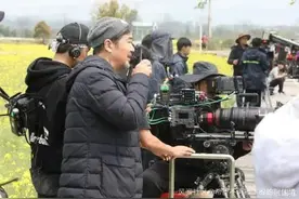 气人！知名老戏骨拍戏封路，群众接娃被迫绕路5公里，当地回应了！新华热评：群众才是主角图片