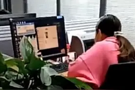 台儿庄两公职人员上班玩手机被调离窗口，全局通报图片