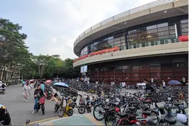 高校电动车大热 有的未见公共充电桩 宿舍充电埋隐患图片