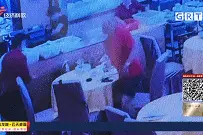 女服务员遭顾客用筷子戳眼，致眼球破裂图片