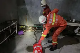 平潭：菜花蛇“私闯”民宅 消防员深夜上演“捕蛇记”图片