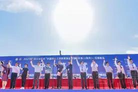 中国铁人三项联赛在睢县开幕，近700“铁人”激战北湖图片