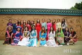 中南民大学弟学妹超暖心，穿上各民族服装温馨送别毕业生图片