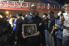 图集 | 送别袁隆平：明阳山殡仪馆排队献花的守夜人图片