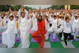 瑜伽大师称“现代医学愚蠢”，印度医学界怒了图片