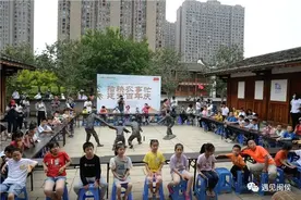 看！孩子们的插秧初体验图片