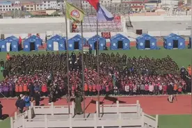 特写：国旗，在校园照常升起图片