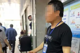 是真的感激，七旬老人带着自产塘栖枇杷来杭叫卖，城管队员没罚他还帮他联系了临时摊位图片