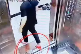 欲哭无泪！手机掉入电梯缝，男子发呆半天后无奈离开图片
