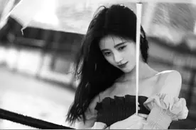 鞠婧祎夜雨街道撑伞逗猫 凸显妩媚妖娆诱惑图片