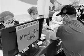 把关疫苗接种 她把俩娃托付给母亲和婆婆 思母心切 小儿子每天抱着她的睡衣入睡图片