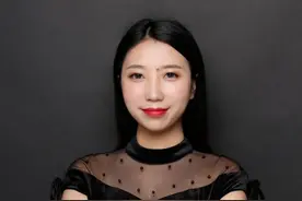 成都妹儿用易拉罐神还原华妃头饰走红：希望推广传统文化图片