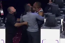 76人主场就球迷向威少撒爆米花发布声明：对此类行为零容忍图片