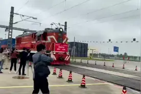 武汉跨境电商货物首次搭乘中欧班列出口海外仓视频封面