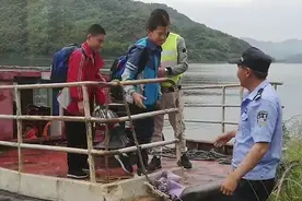 暖心！湖上义务“摆渡人”九年护学不缀视频封面