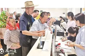 进村办理公交卡，让老人享受“家门口服务”图片