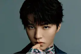 王俊凯旷野大片俊朗有型，西服风衣搭个性印花内搭时尚感满分图片