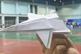 高校举办纸飞机大赛？看到第一名，网友：这是高手图片