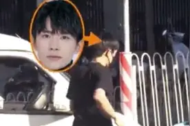 易烊千玺出关后脚伤未痊愈 一瘸一拐过马路惹人心疼图片