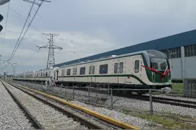 开往顺德的地铁列车到段了！线路开通后将再配置13列图片