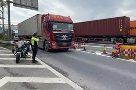 提醒！盐田港货柜车实施进港预约，社会车辆遇排队建议绕行图片