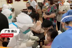 护士用手套扎气球鼓励怕检测小女孩，现场画面曝光，网友直呼：好暖心图片