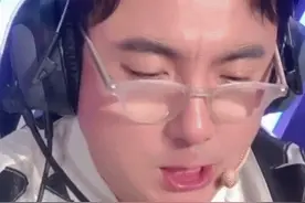 沈腾戴眼镜打电竞比赛 模样被侃“慈祥老奶奶在穿线”图片