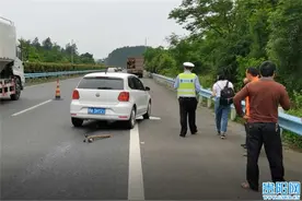 事发杭瑞高速，货车内突然掉出个大铁块，后方小车“中招”底盘严重受损图片