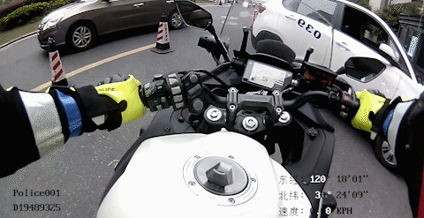 幼童误吞回形针 交警开道火速送医 | 交警正能量图片