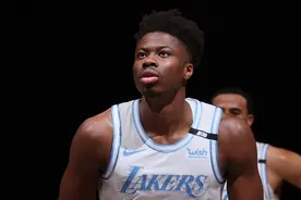 科斯塔斯-阿德托孔博季后赛期间已因个人事务回到希腊图片