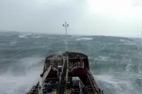 恐怖时刻！北大西洋风暴中油轮与巨浪搏斗 场面似惊悚影片图片