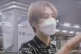 男艺人戴耳钉被路人骂“不男不女”，网友炸了图片