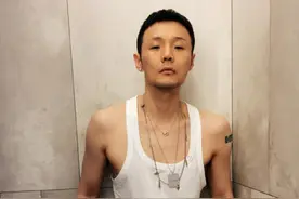 李荣浩寸头造型！穿白背心晒近照 精瘦身材引热议图片