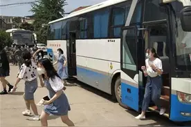为方便大学生接种疫苗，五里界街租用两台大巴车摆渡图片