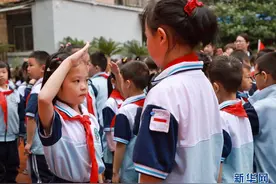 “六一”儿童节到来！小学生戴上红领巾 光荣加入中国少年先锋队图片