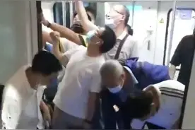 婴儿掉进地铁轨道，多亏了他图片