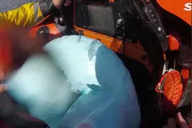 英国8岁小女孩坐皮划艇在海上独自漂流 被救时崩溃大哭图片