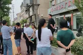 九江一服装店发生持刀伤人案，一男子受伤视频封面